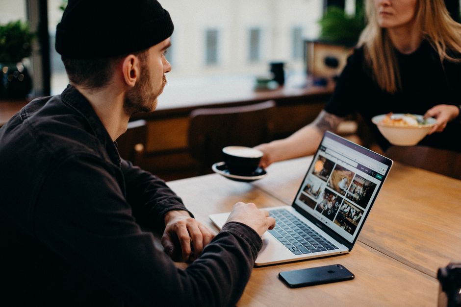Dozentin für UX/UI unterstützt Teilnehmende bei Layout, Nutzerführung und Designentscheidungen