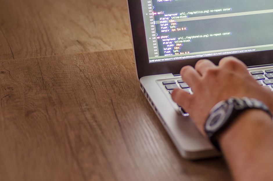 Dozent zeigt Code und erklärt Programmierlogik